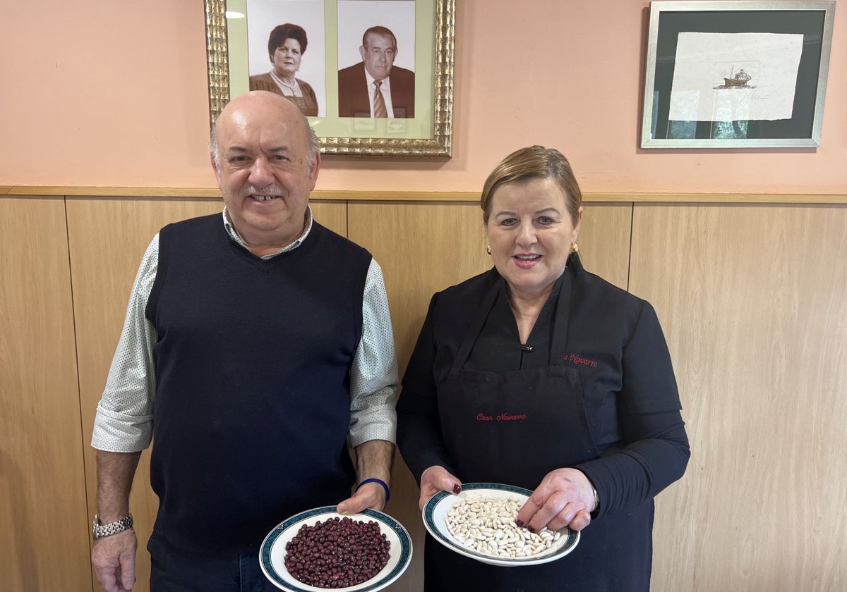 Juan y Pilar, con las alubias rojas y las alubias blancas, con los padres de ella retratados detrás.