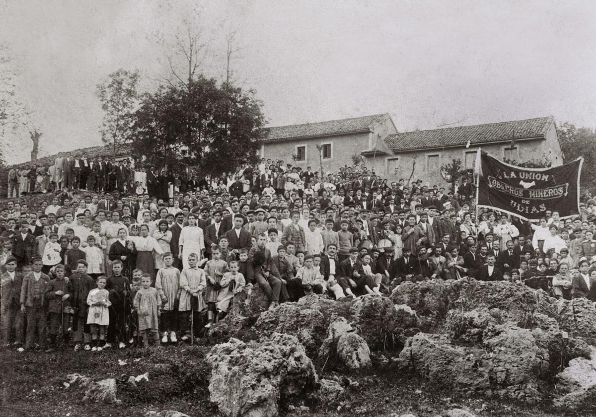 Protestas. Los trabajadores de la mina San Bartolomé, incluidos niños y mujeres, en una de las huelgas de comienzos del siglo XX.