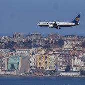 Un avión de Ryanair con la estampa de Santander como fondo.