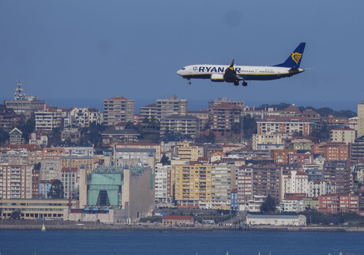 Un avión de Ryanair con la estampa de Santander como fondo.