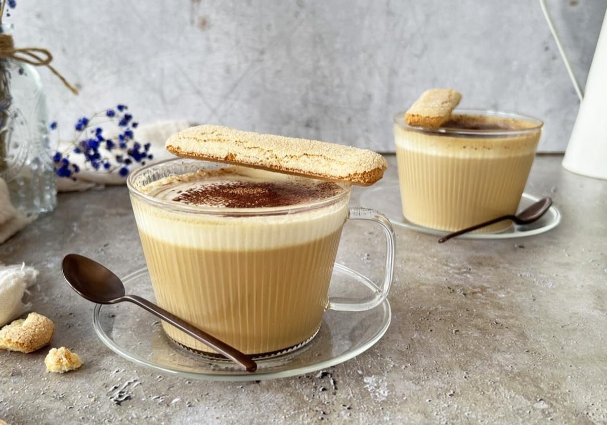 Un tiramisú late perfecto para una merienda de pleno domingo.