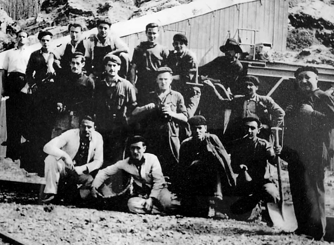 Un grupo de trabajadores posan para una fotografía. La instantánea se conserva en el restaurante de La Gándara, junto a las Casas de la Mina.