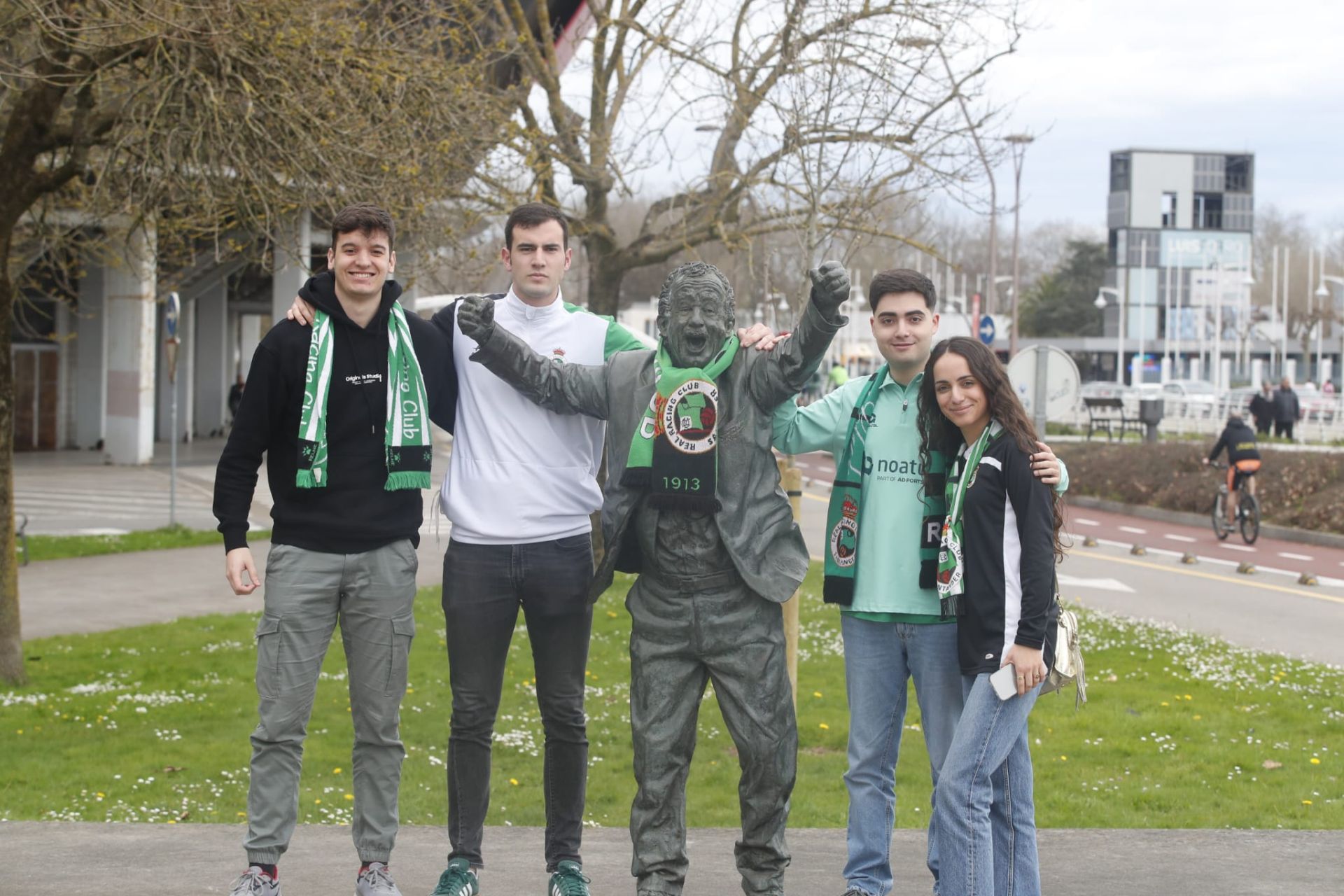 La foto con la estatua de Preciado, un recuerdo imprescindible.