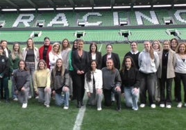 Futbolistas, empleadas y directivas del Racing posan juntas en los Campos de Sport