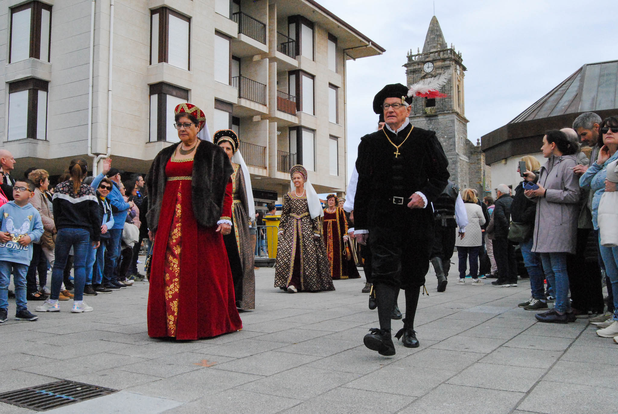 Se han lucido impresionante trajes de época durante el desfile. 