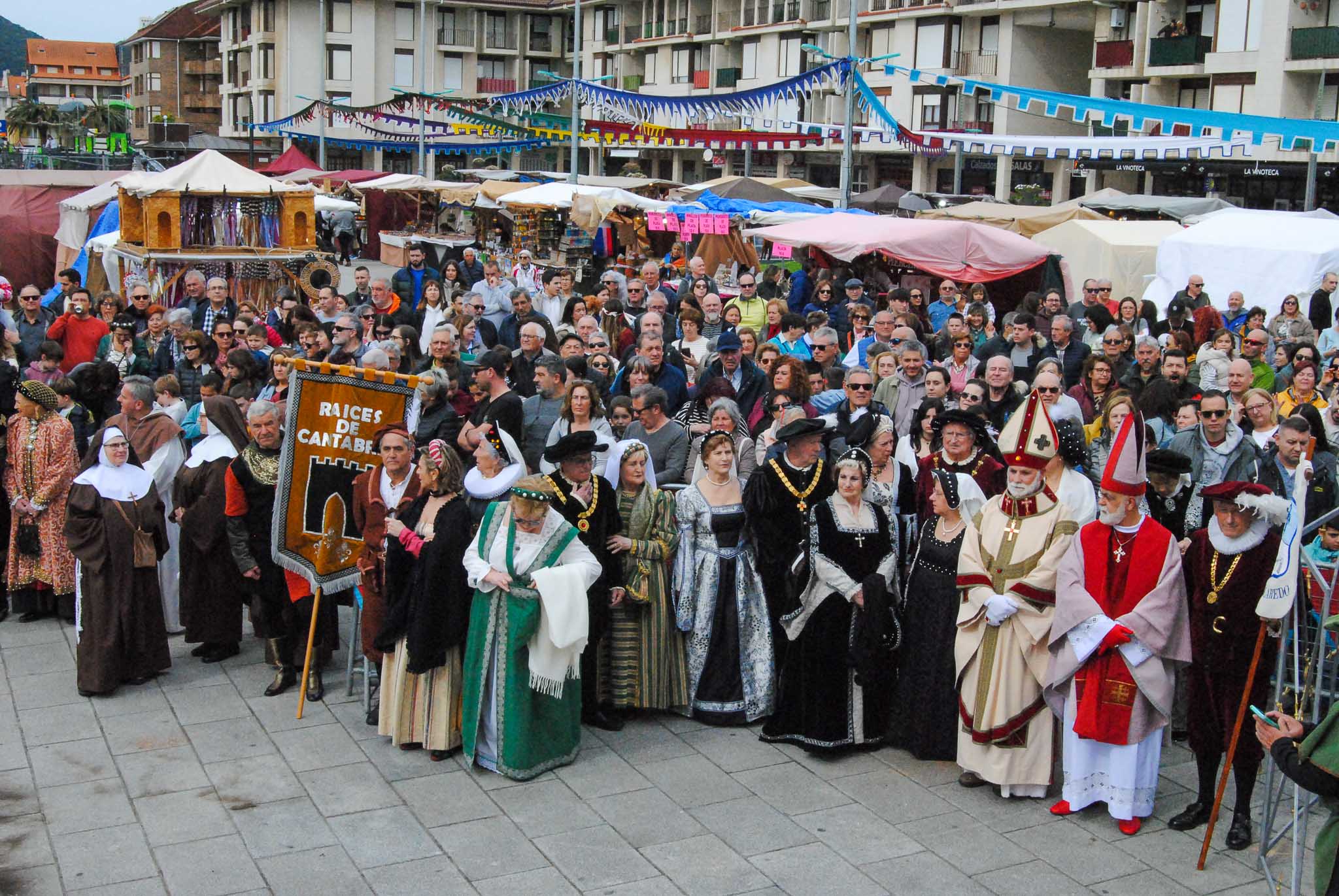 La Plaza de la Villa se ha llenado de público para asistir a la representación. 