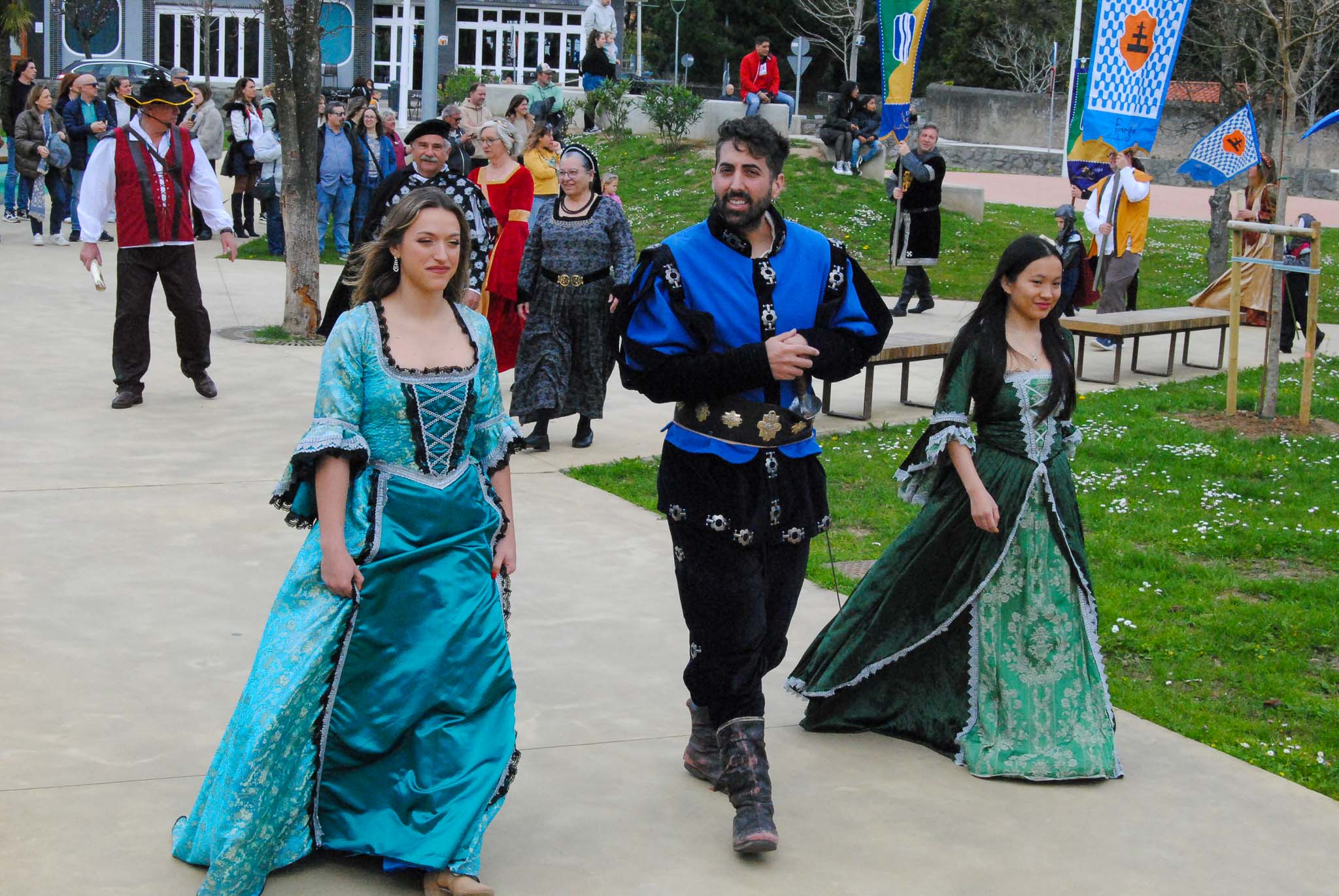 El cortejo real en su camino hacia la Plaza de la Villa. 