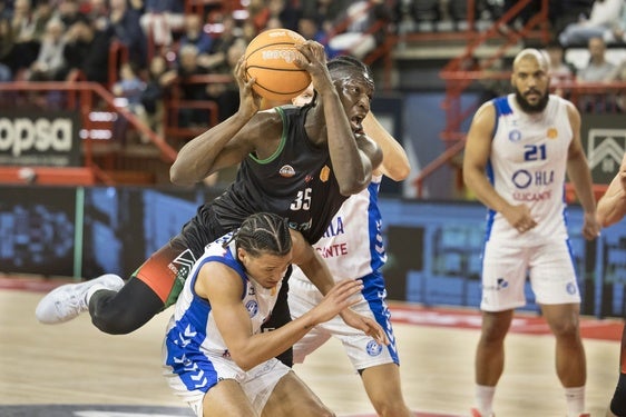 Belemene, con el balón ante un rival del HLA Alicante.