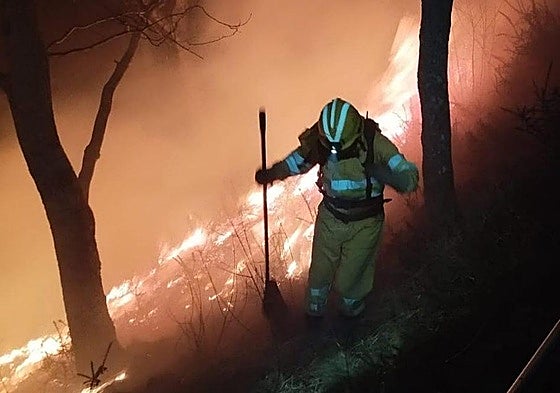 Un bomberos trabaja en la extinción de un incendio en Vega de Pas.