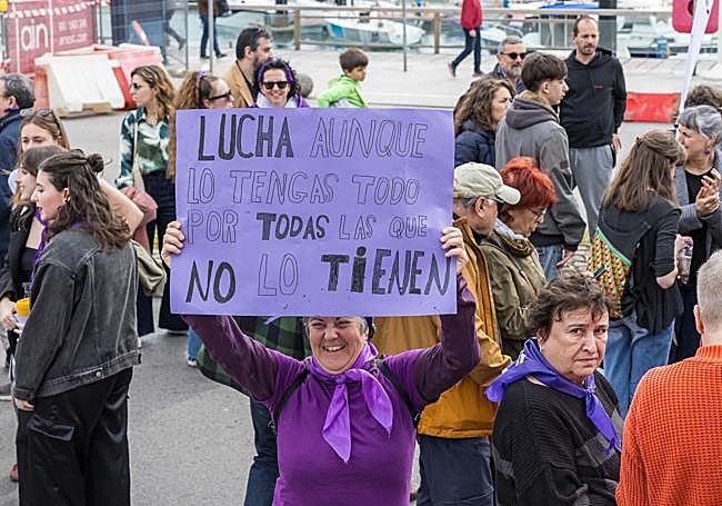 Las pancartas reivindicativas y el color morado han marcado la manifestación.