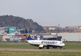 Un avión de Ryanair en el Seve Ballesteros.