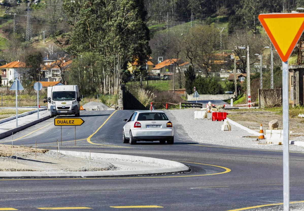 Vehículos circulan junto a la nueva glorieta creada junto a Sniace y el Óscar Freire, donde comenzará a construirse la prolongación.