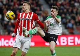 Íñigo Vicente pugna por el balón con Maras.