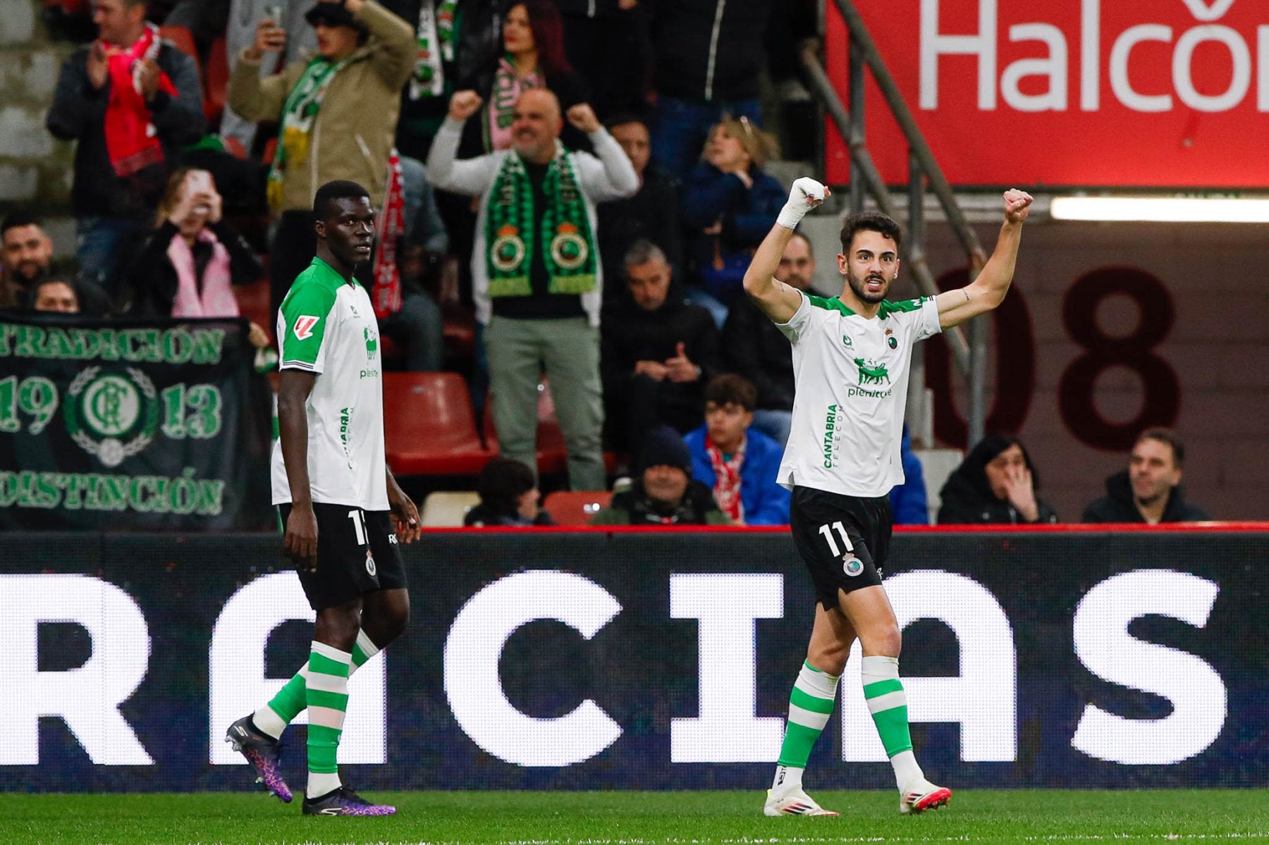 Maguette Gueye y Andrés Martín, en El Molinón. El andaluz celebra el tanto del empate ante el Sporting.