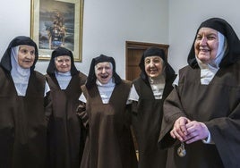 María Victoria, María Eloisa, Carmen María, María Paz y Carmen, la madre superiora, posan en el convento de Las Carmelitas de Maliaño, que cerrará su puertas el 29 de marzo.