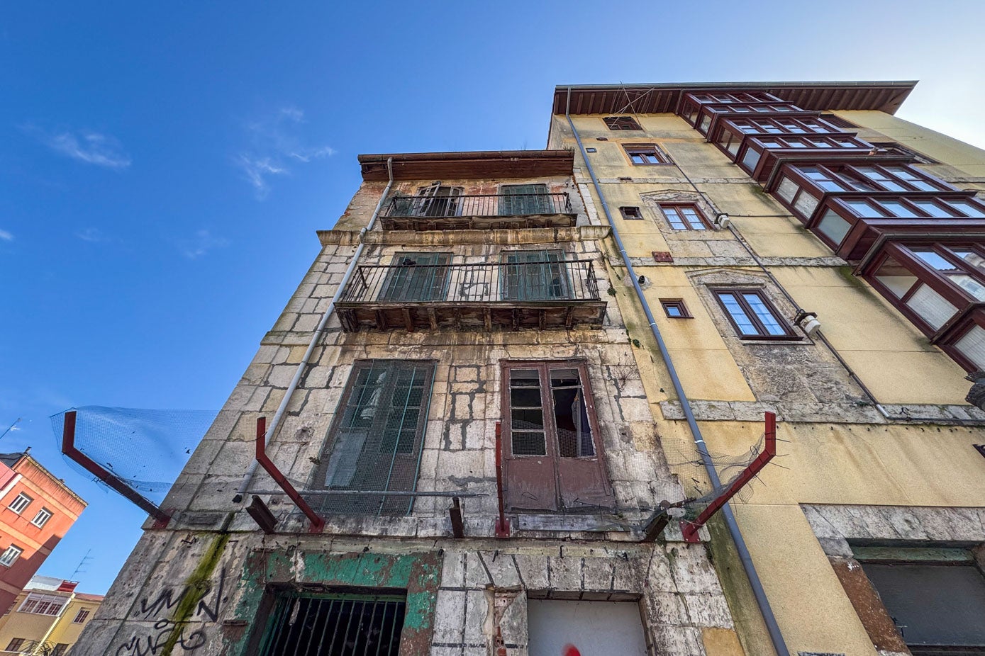 En el número del barrio hay prácticamente el mismo número de edificios en pie (31) que solares vacíos (27). De los inmuebles que hay, muchos están en mal estado o en semi ruina.