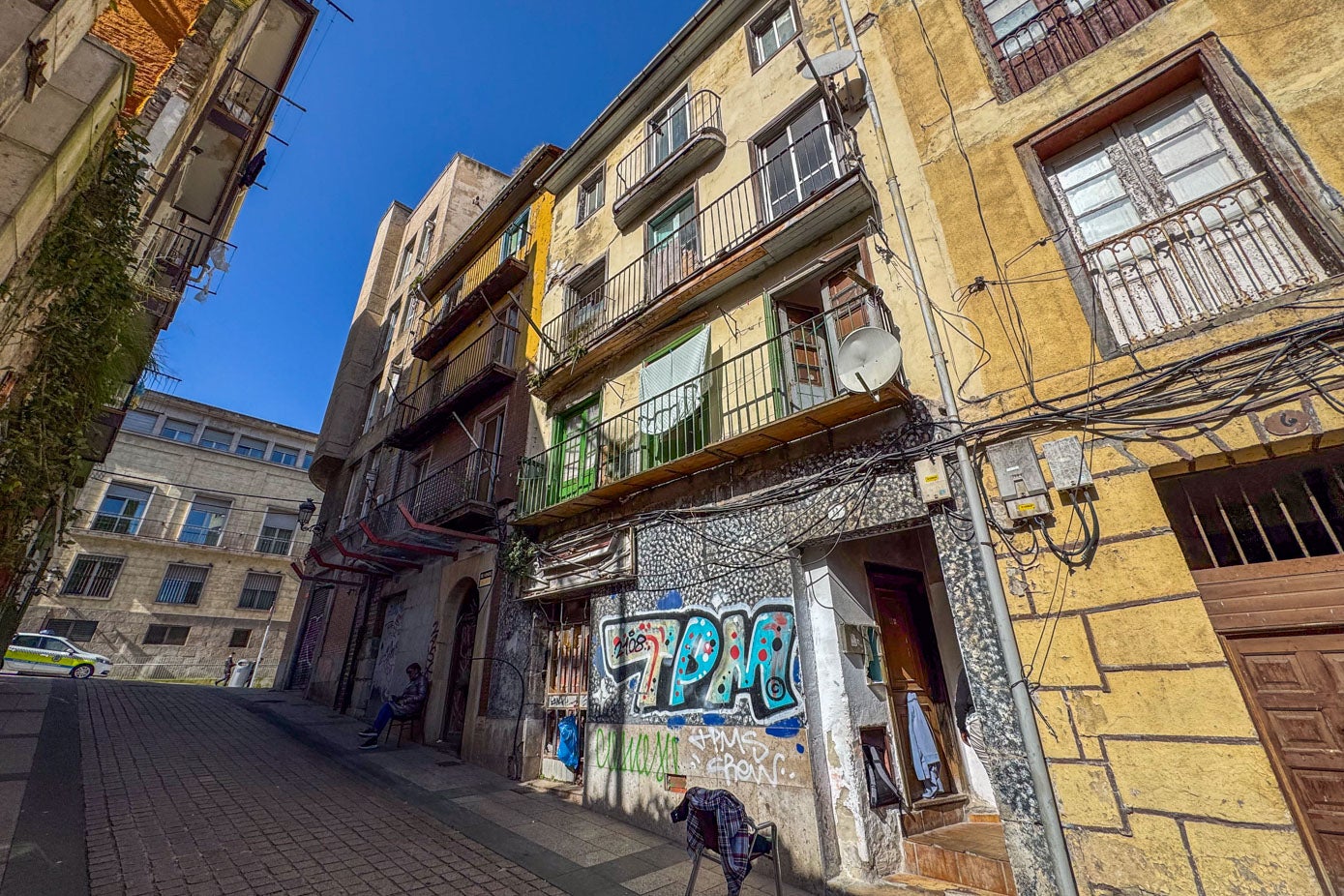 En la calle San Pedro, Tecnocasa vende un edificio completo por plantas bajo el mensaje de «oportunidad para inversores».