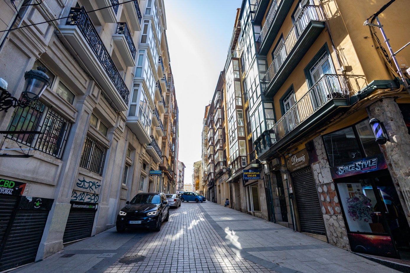 La calle Cuesta del Hospital. La primera parte de la calle está en buen estado y es a partir del número 14 (que se derrumbó con tres vecinos dentro) donde el abandono es más evidente.