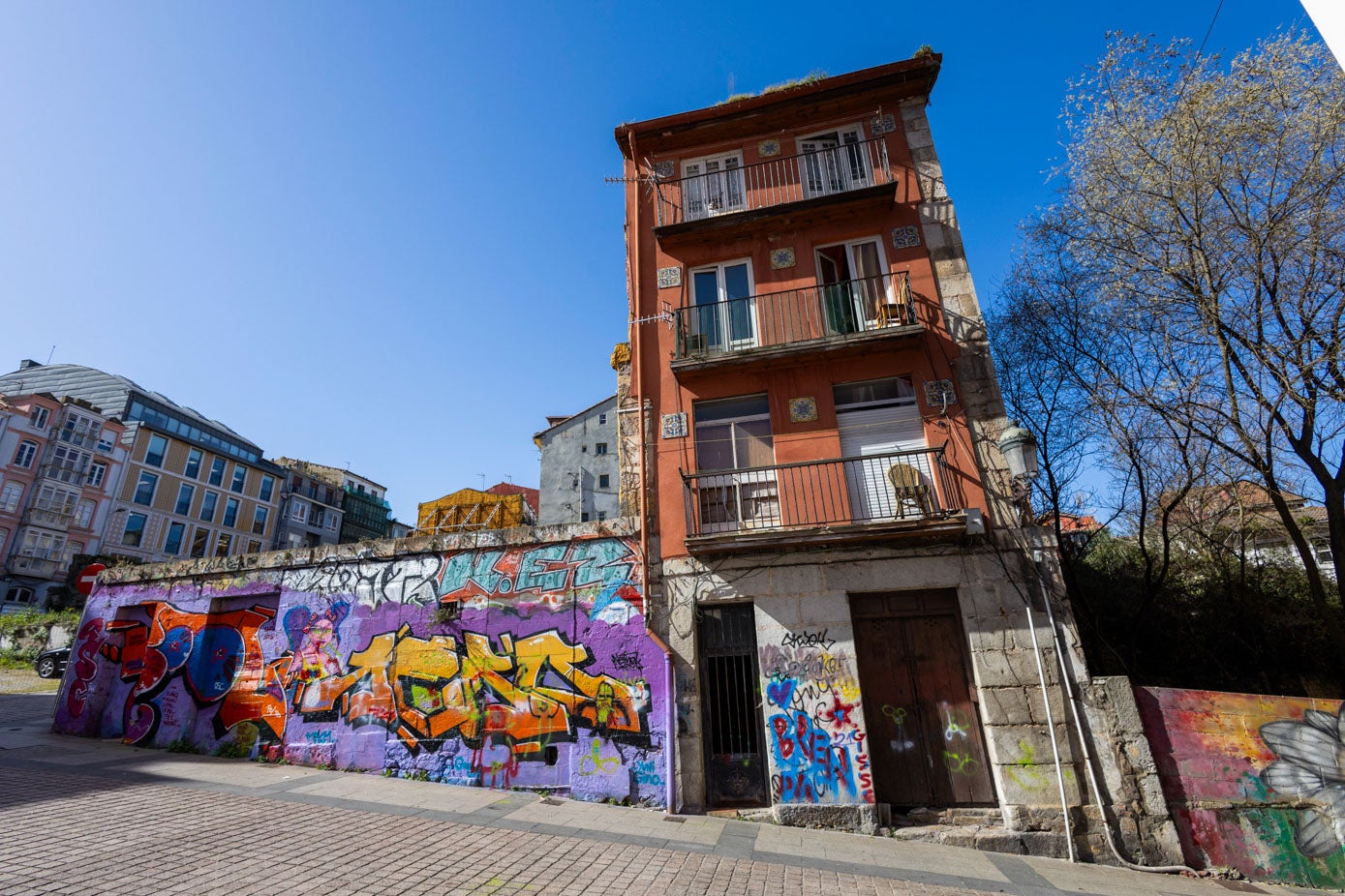 El ático de este edificio en la Cuesta del Hospital se vende «como oportunidad para inversores».