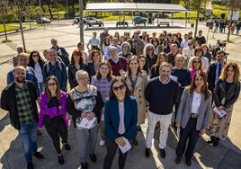 La rectora, Conchi López, en la Plaza de la Ciencia, donde se leyó el manifiesto por el 8M, flanqueada por miembros de su equipo de gobierno: Ángel Cobo, Luigi dell'Olio, Gabriel Moncalián, Mar Marcos, Luis Muñoz, Julio Álvarez, Emma Díaz, Íñigo Casafont, María Margallo, José Luis Bosque y Rebeca Saavedra.