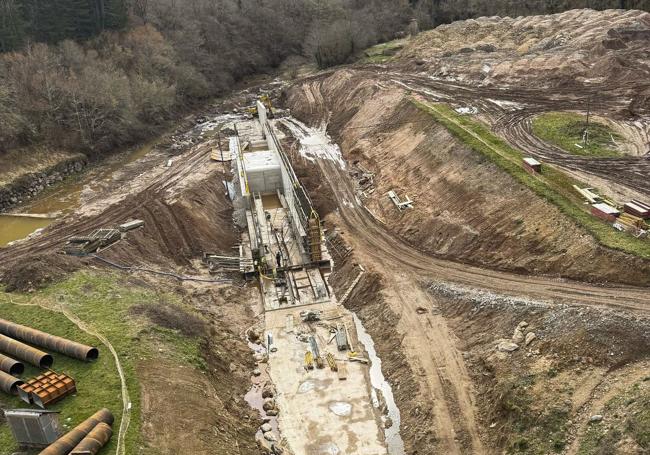 El nuevo desagüe incluye elementos para amortiguar la fuerza del agua.