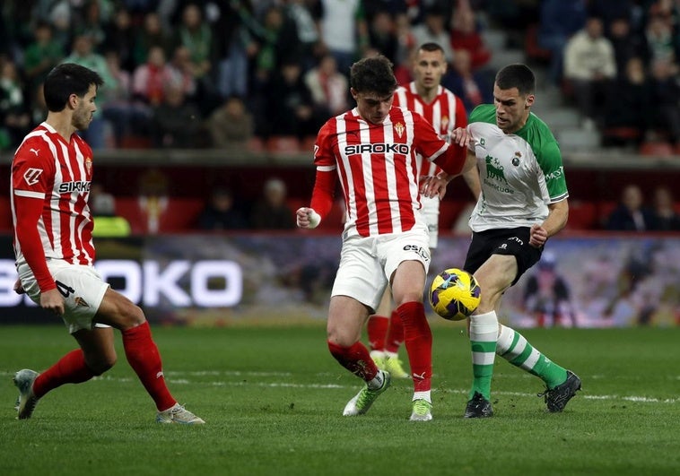 Álvaro Mantilla, durante un lance del partido del sábado en El Molinón.