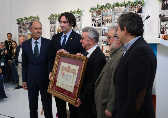 El homenajeado con varios de los alcaldes que ha tenido y tiene El Astillero.