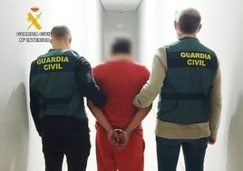 Imagen de la detención del presunto autor del apuñalamiento, facilitada por la Guardia Civil.