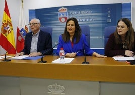 La consejera, Begoña Gómez del Río, el director general de Dependencia, Eduardo Rubalcaba, y la directora del Instituto Cántabro de Servicios Sociales, Carmen Arce, durante la presentación de la prestación