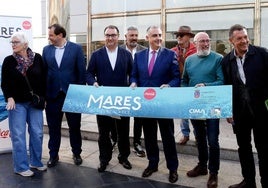 El consejero, junto a los representantes de las entidades colaboradoras en la campaña de este año.