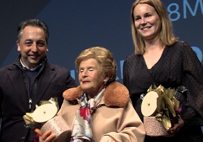 Una de las homenajeadas junto al alcalde, Carlos Caramés.