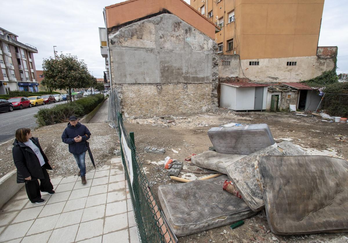 Estado, ayer, del solar en el que se encontraba el edificio que se incendió en La Albericia el pasado octubre.