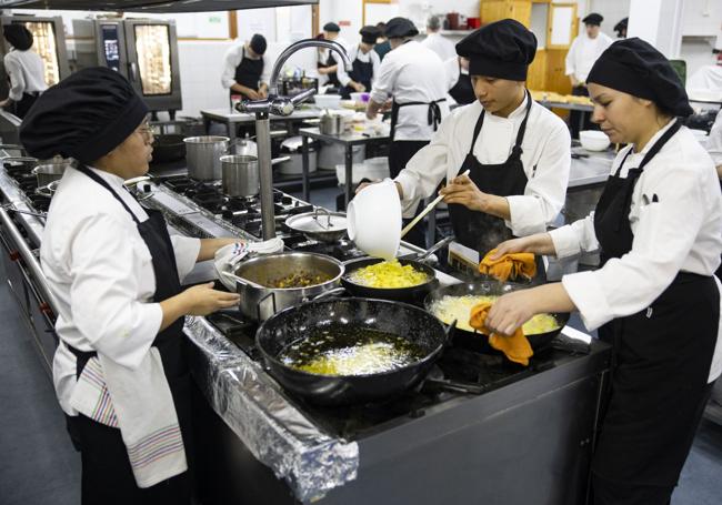 Varios alumnos en las cocinas del IES Peñacastillo elaborando sus propuestas.