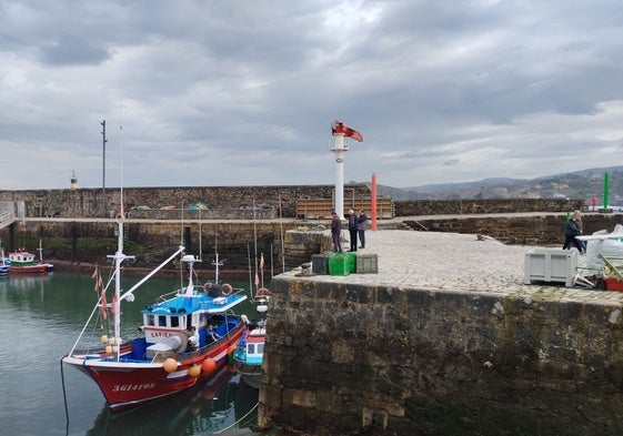 Barcos atracados en el muelle de Comillas.