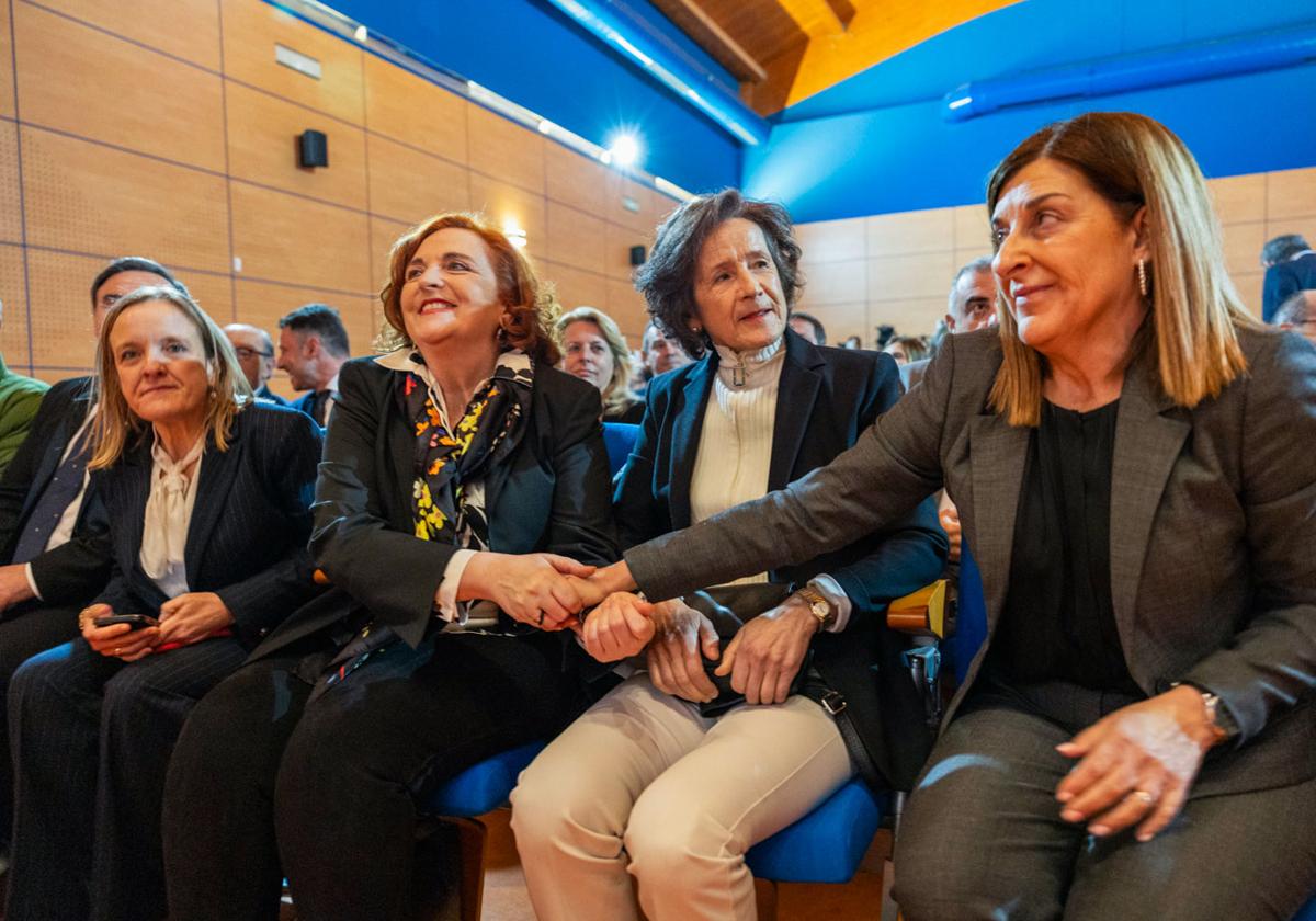 Buruaga se da la mano con la presidenta de la Fundación Miguel Ángel Blanco, Cristina Cuesta.