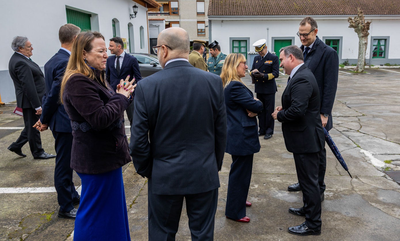 Políticos regionales y locales han departido minutos antes del acto .