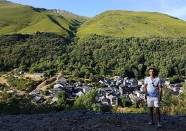 Javier Ramón en Guímara, en el valle de Fornela.