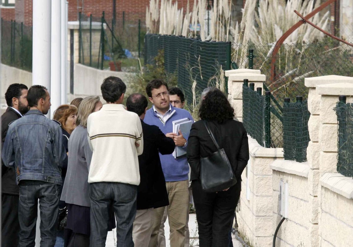 Imagen del año 2010 en la que el juez Acayro Sánchez visita la zona de La Loma de Castro.