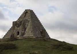 La Pirámide de los Italianos se erige en el Puerto del Escudo.