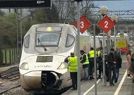 Un Alvia a Santander arrolla un remolque abandonado en un paso a nivel en La Serna