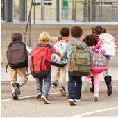Un grupo de escolares llegando al colegio.