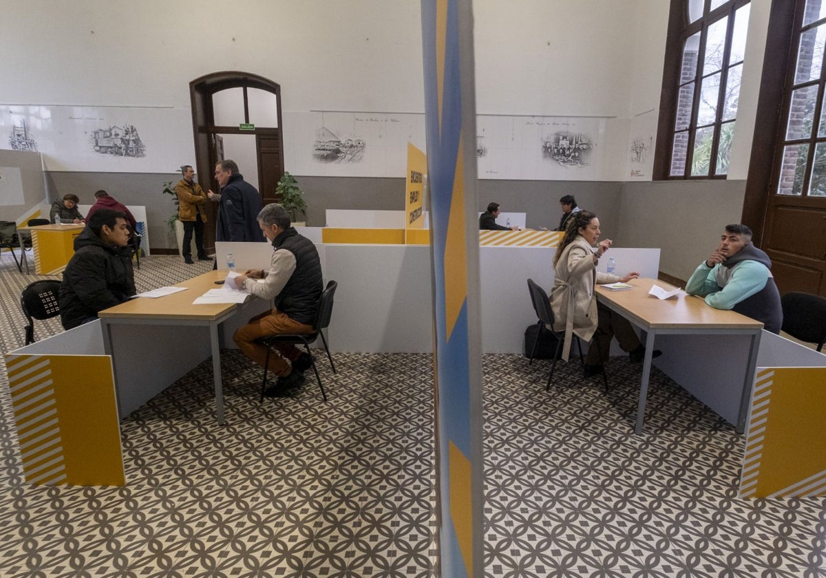 Una de las tandas de candidatos que pasó por los puestos colocados ayer en las antiguas escuelas de Solvay para las entrevistas.