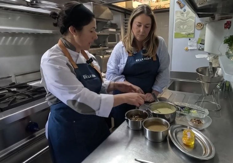 'Hoy cocinamos con...' Mónica Calderón, huevo poché sobre puré de patata Robuchon y crema de boletus