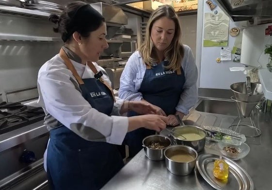 'Hoy cocinamos con...' Mónica Calderón, huevo poché sobre puré de patata Robuchon y crema de boletus