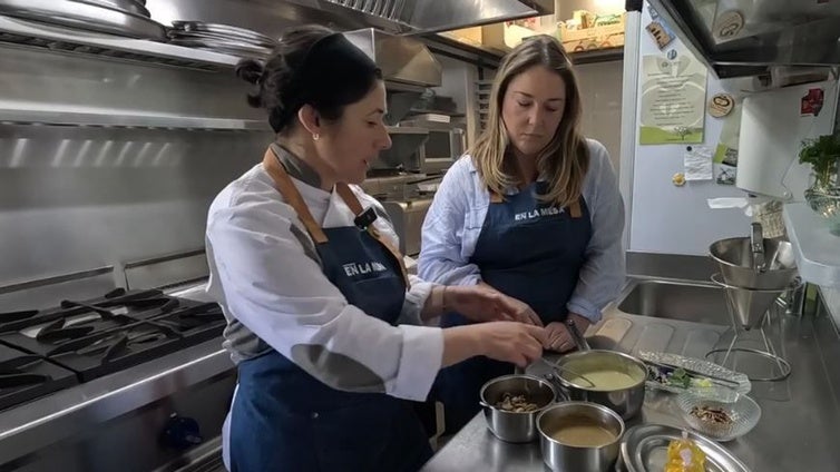 'Hoy cocinamos con...' Mónica Calderón, huevo poché sobre puré de patata Robuchon y crema de boletus