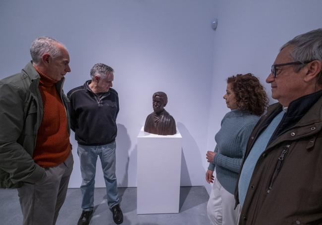 El editor Raúl Reyes y el escultor José Cobo observan una de las piezas junto a Conchita Tarnos Alegre, nieta del autor y su marido, José Charines.