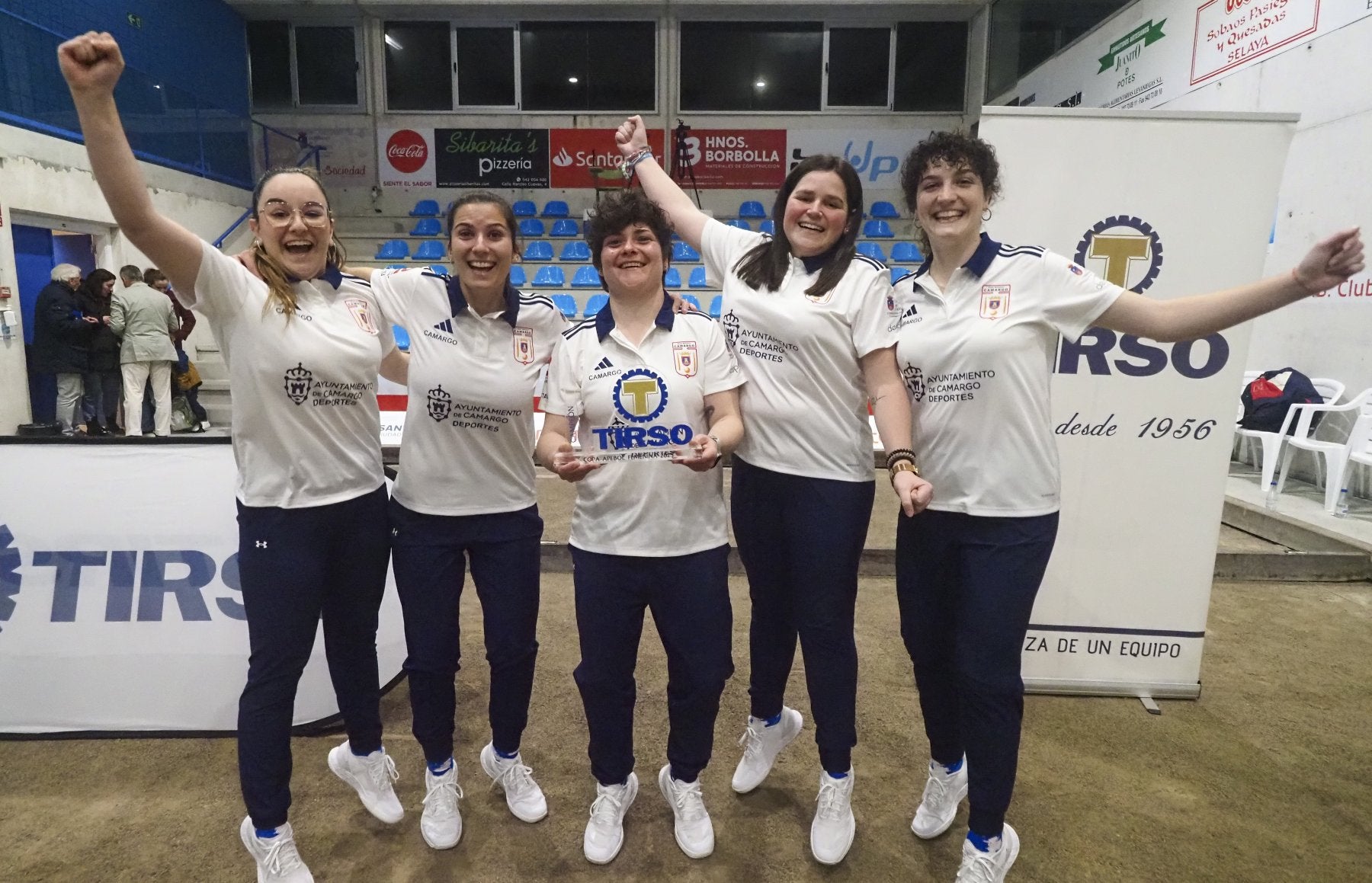 Noemí Pelayo, Marta Castillo, Rebeca Bustara, Blanca Ruiz y Cristina Cabielles celebran el título.