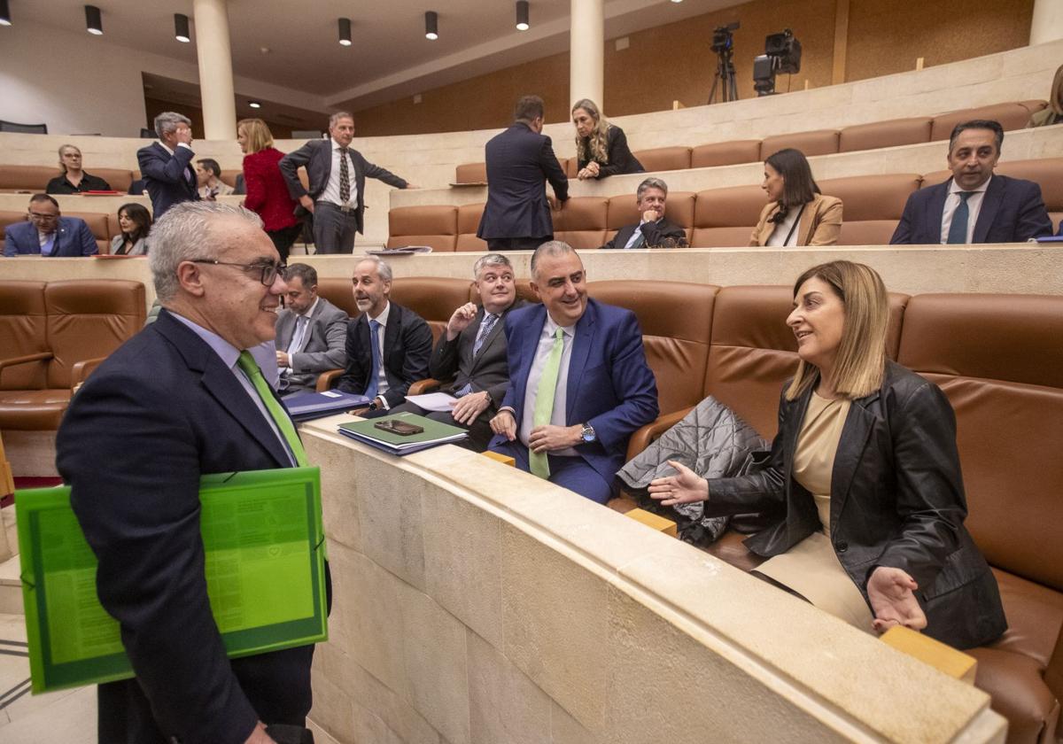 Pedro Hernando se dirige a la presidenta de Cantabria en una sesión plenaria