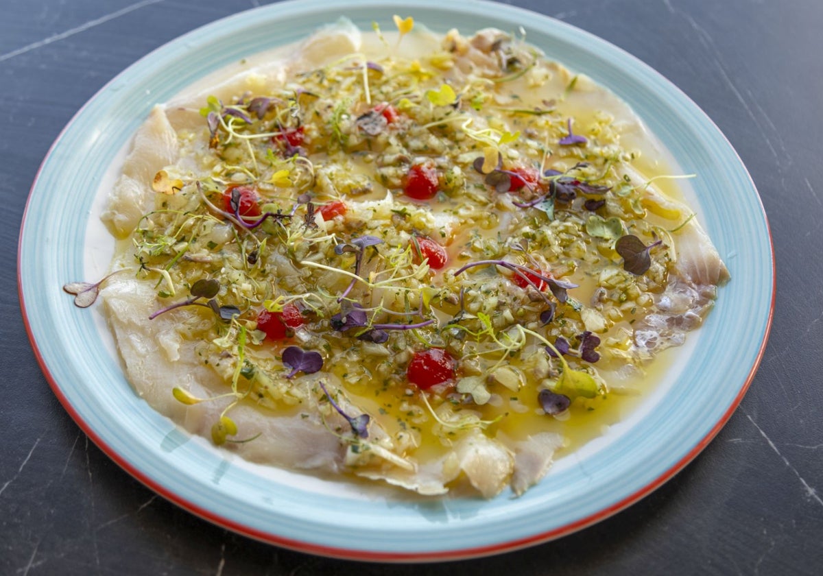 Carpaccio de bacalao con vinagreta de anchoas y mermelada de pimiento, del Hotel Astuy.