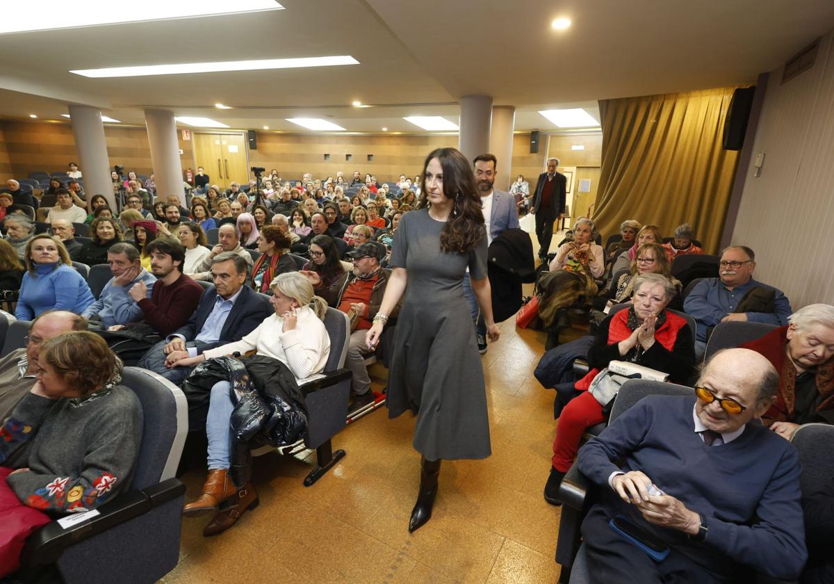 El público, como en anteriores citas con la autora, llenó la sala para seguir la presentación de Oruña.